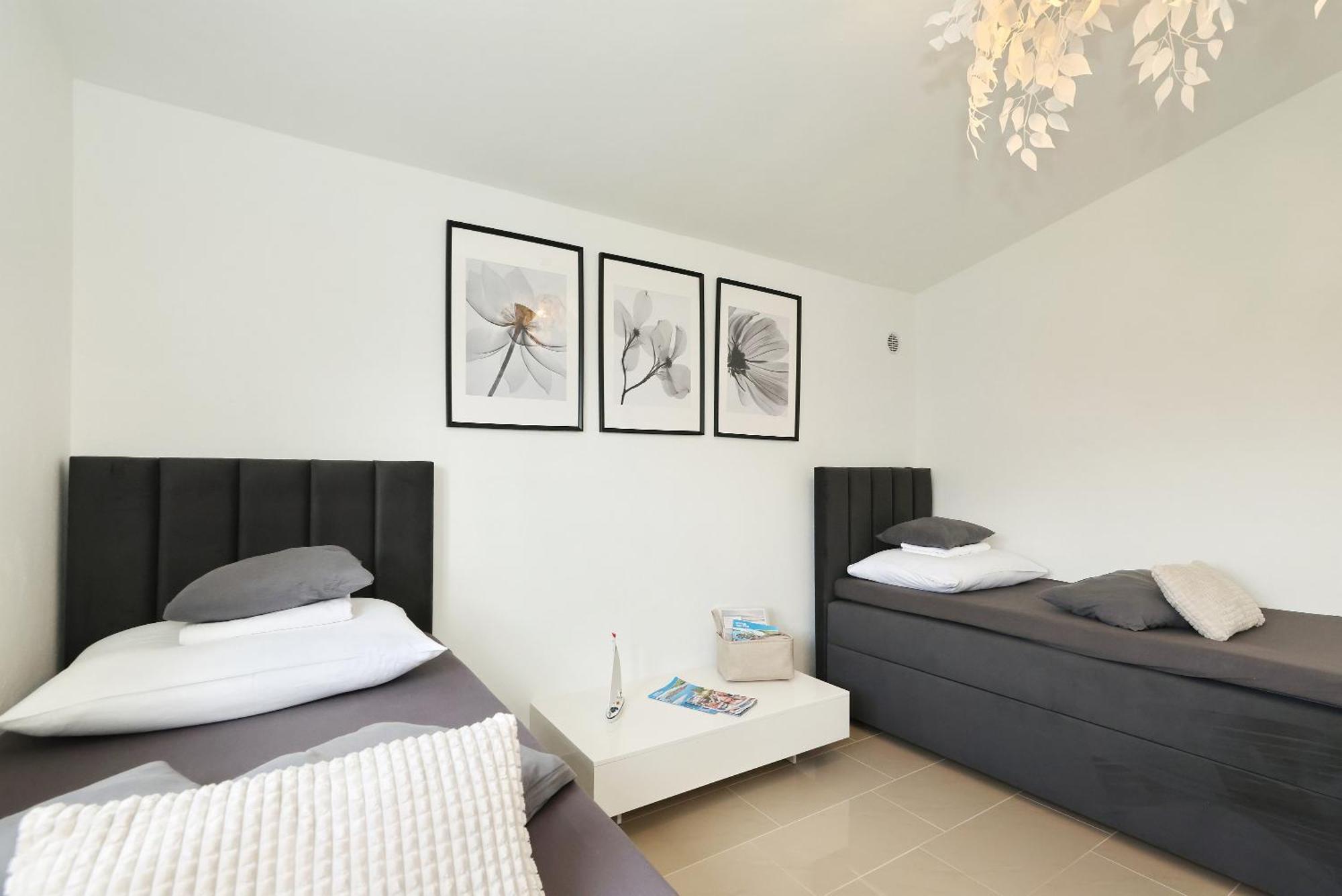 Apartments Rosini, 300M From The Beach With Shared Tavern And Bikes, นิน ภายนอก รูปภาพ