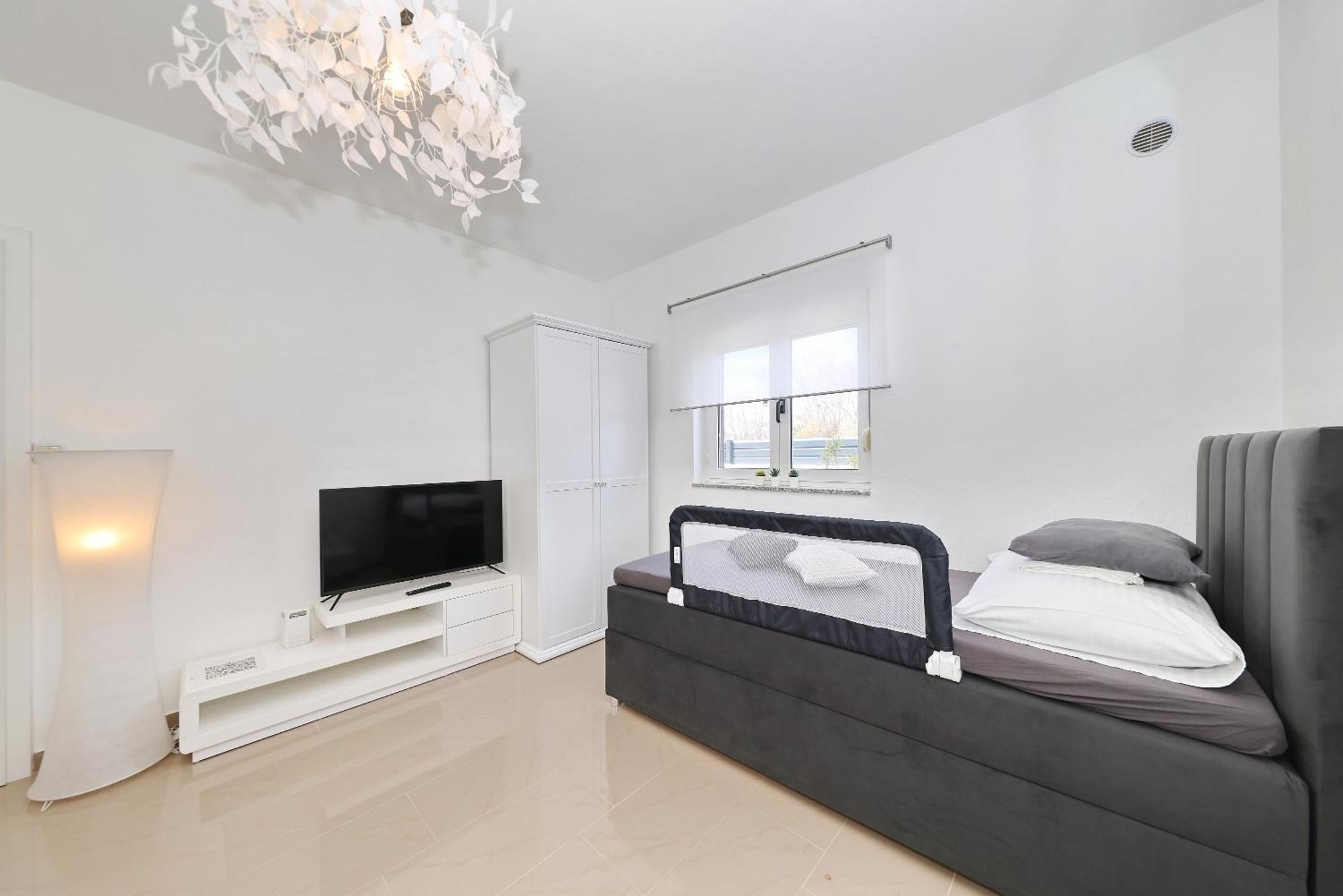 Apartments Rosini, 300M From The Beach With Shared Tavern And Bikes, นิน ภายนอก รูปภาพ