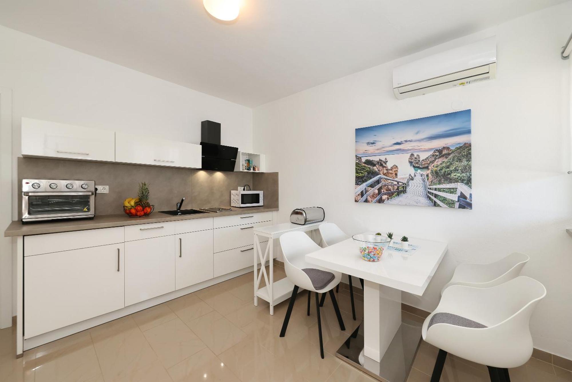 Apartments Rosini, 300M From The Beach With Shared Tavern And Bikes, นิน ภายนอก รูปภาพ