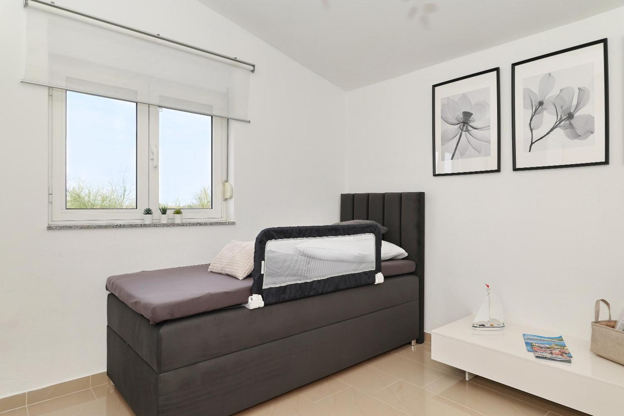 Apartments Rosini, 300M From The Beach With Shared Tavern And Bikes, นิน ภายนอก รูปภาพ